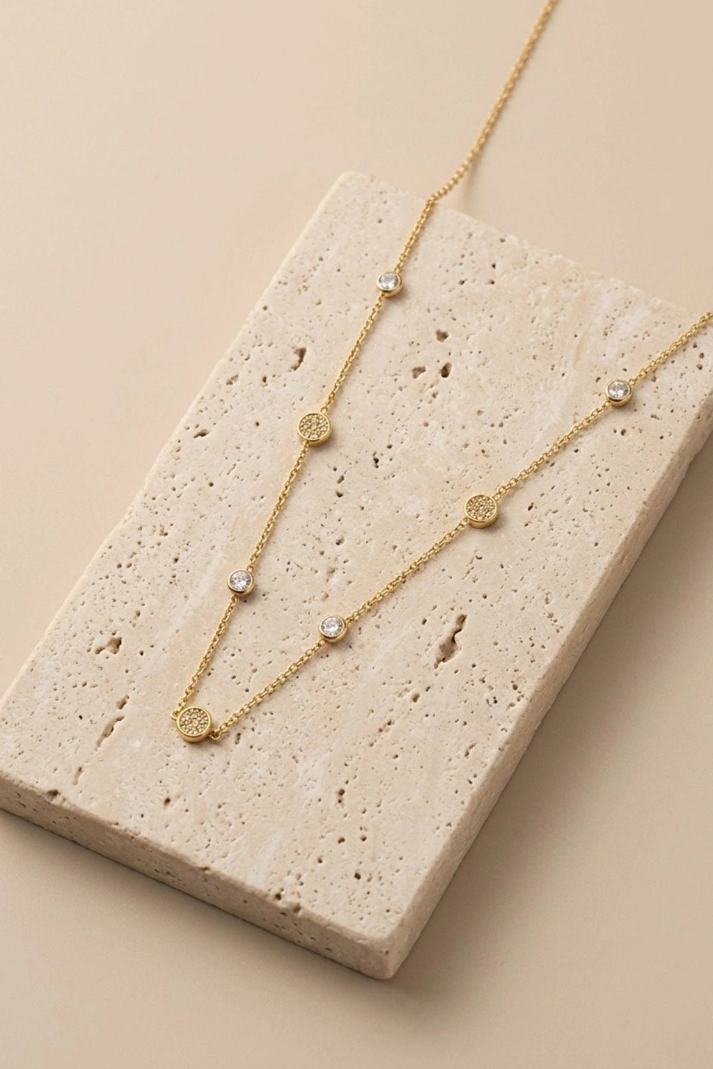 Collar Neit Oro, pieza de joyería con acabado dorado