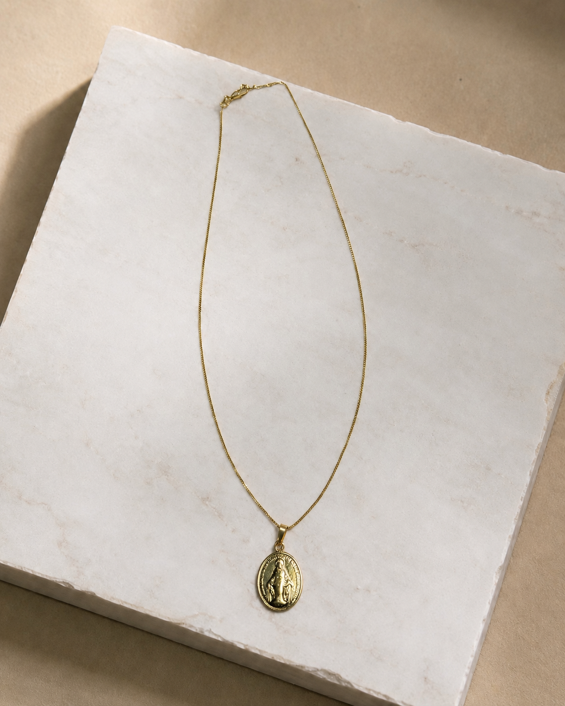Collar Virgen de los rayos enchapada en oro