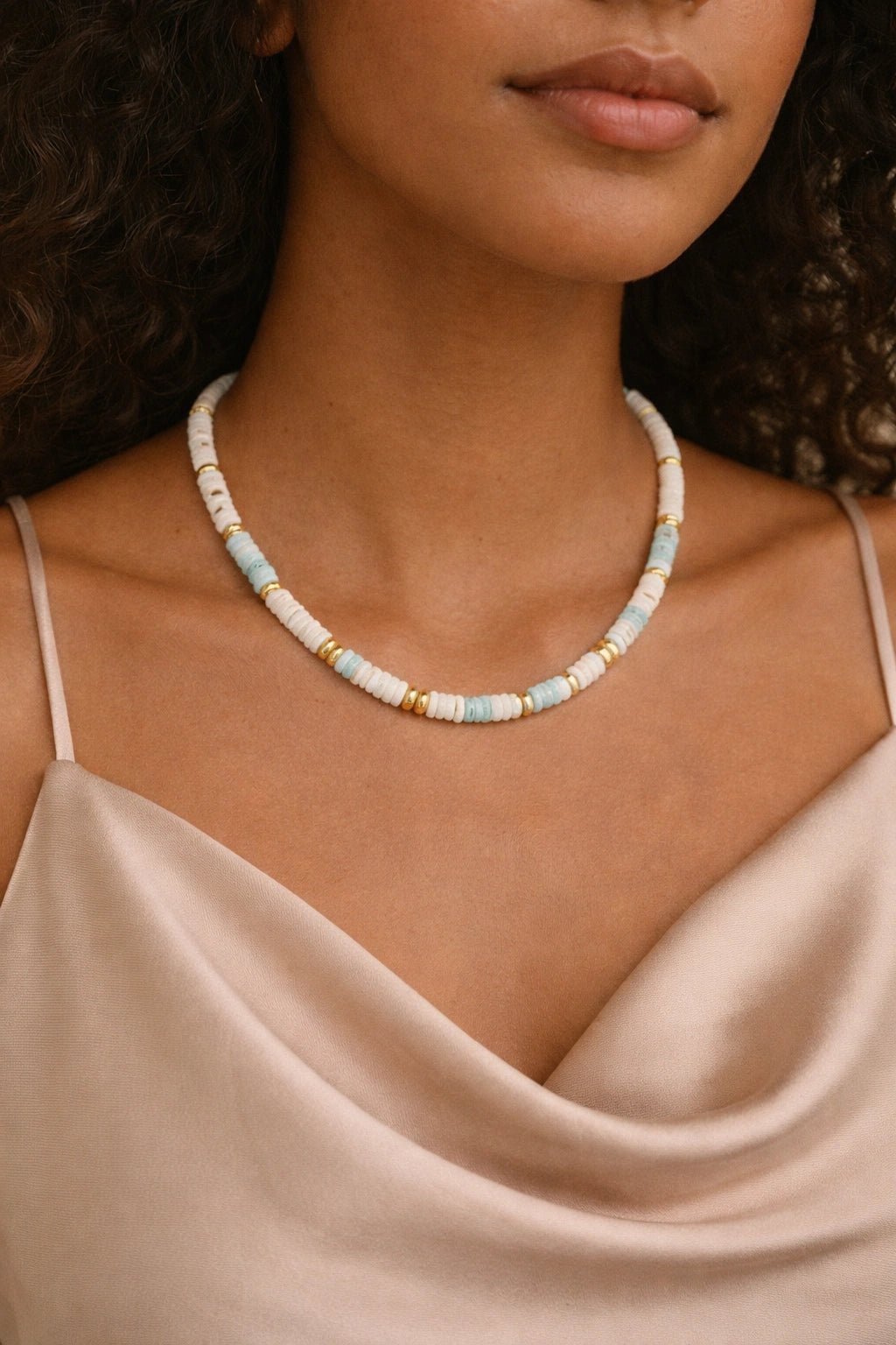 Collar Ayax Blanco celeste y Dorado - ZAFFI joyas