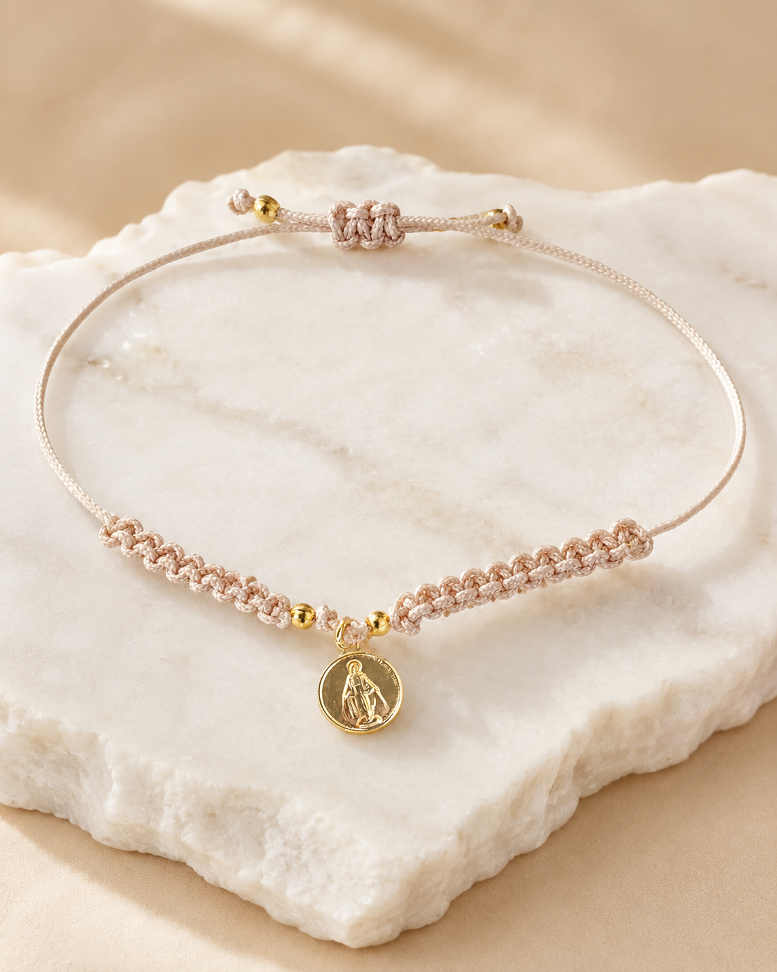 Pulsera tejida Virgen de los rayos